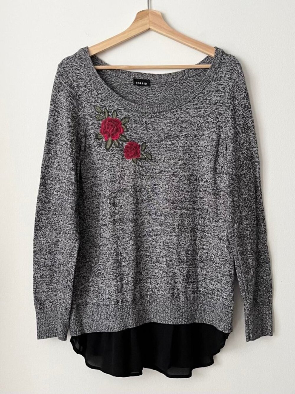 Torrid Women's Cotton Sweater Black White Flower Embroidery Shirt Hem Size L / 0